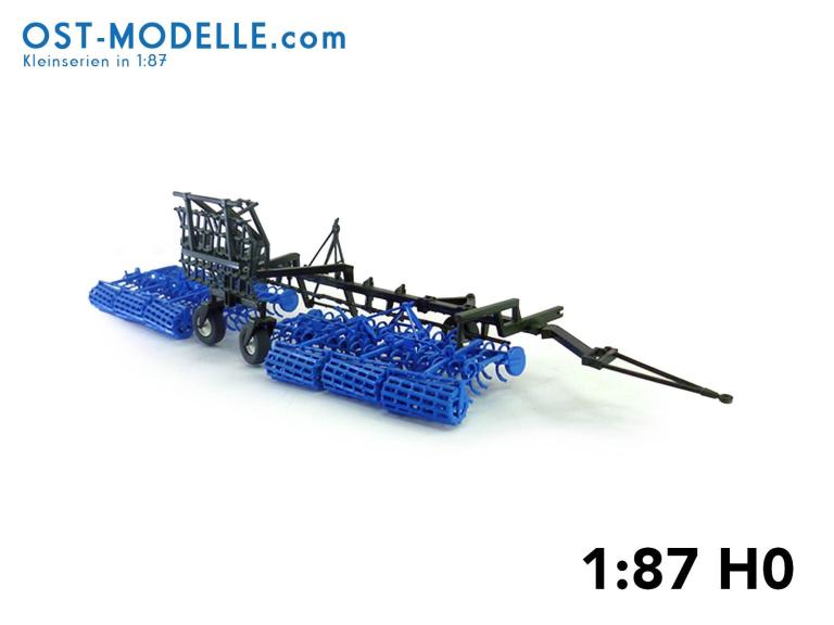 Preview: Koppelwagen T890 A01 Bodenbearbeitung 2 Feingrubber B231 Transportstellung blau